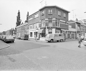 882594 Gezicht op het winkelhoekpand Kruisweg 29 (sigarenmagazijn 'Kruisweg') te Utrecht, vanaf de kruising met de ...